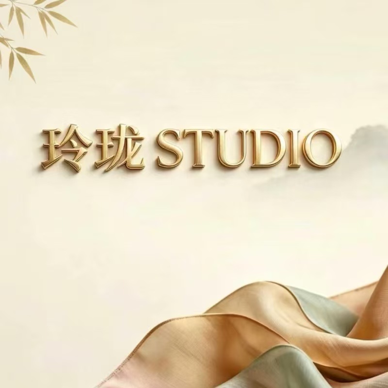 玲珑STUDIO新中式女装品牌封面图，暖米色丝绸山水竹叶背景，博山玲珑服饰位于淄博市博山区颜山商城18号