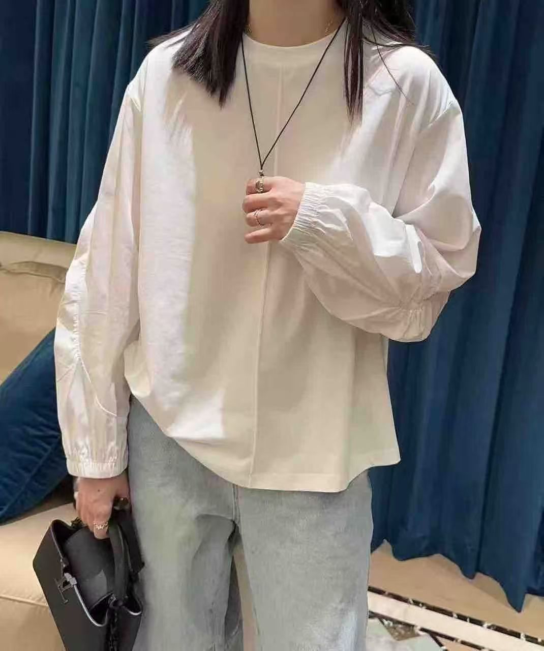 博山玲珑服饰秋装米白泡泡袖衬衫款式展示，宽松时装款泡泡袖，配浅色牛仔裤，位于淄博市博山区颜山商城18号