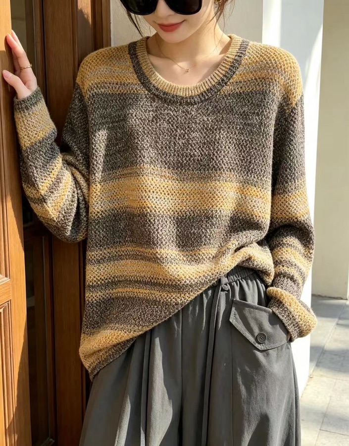 博山玲珑服饰秋装黄棕条纹宽松针织衫款式展示，圆领廓形配阔腿裤，秋意十足，位于淄博市博山区颜山商城18号