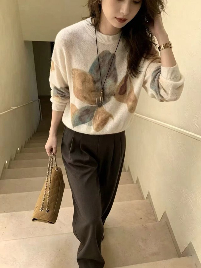 博山玲珑服饰秋装米白底暗花晕染针织衫款式展示，圆领宽松套头毛衣，图案柔和，位于淄博市博山区颜山商城18号