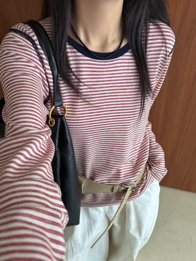 博山玲珑服饰秋装红白细条纹针织长袖款式展示，罗纹圆领，配米白阔腿裤与细腰带，位于淄博市博山区颜山商城18号