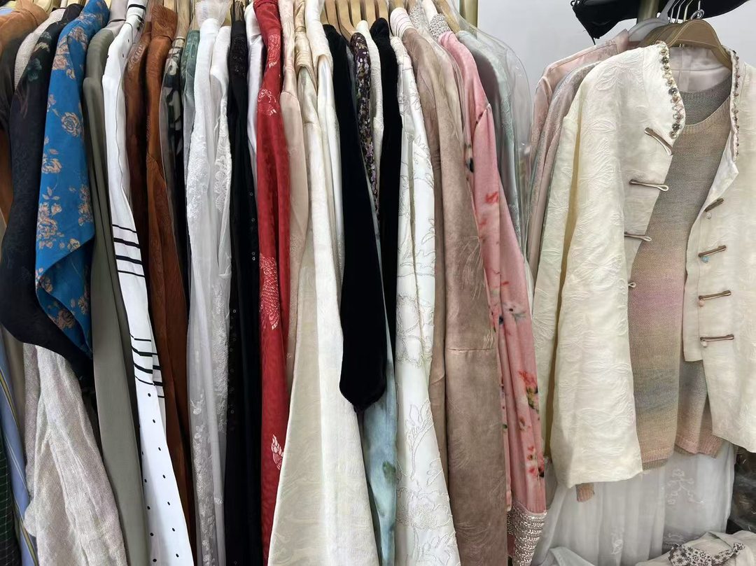 店里的真丝一角 博山玲珑服饰店内真丝女装实拍,一杆真丝新中式外套色彩排开,面料篇丝类介绍,位于淄博市博山区颜山商城18号