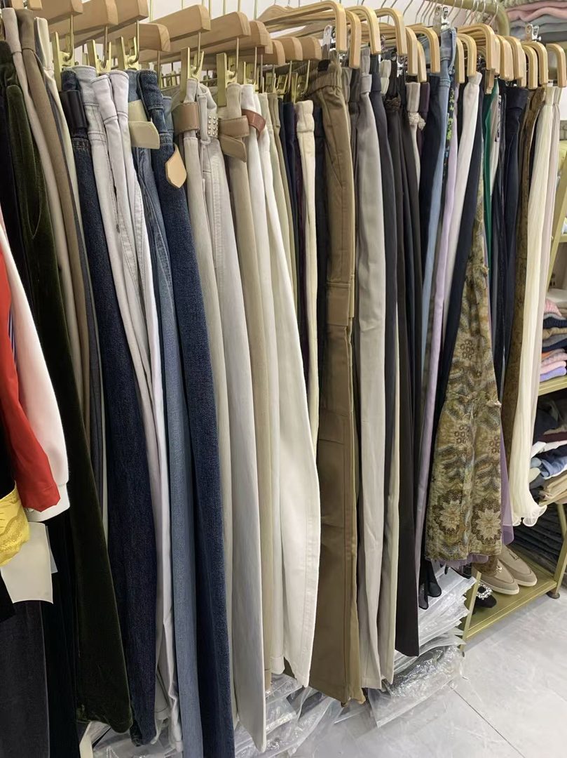 换季换裤:店内裤子一排 博山玲珑服饰店内秋装裤子挂杆实拍,换季裤子陈列一排,牛仔阔腿休闲裤齐全,位于淄博市博山区颜山商城18号