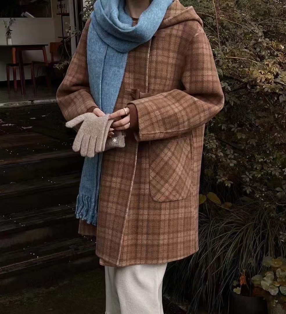 松弛款:格纹毛呢外套 博山玲珑服饰女装款式分享,棕色格纹毛呢外套配蓝围巾,冬日廓形外套,位于淄博市博山区颜山商城18号