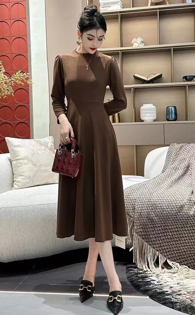 勾勒款:收腰连衣裙 博山玲珑服饰女装款式分享,深咖色收腰连衣裙,勾勒版型收腰显气质,位于淄博市博山区颜山商城18号