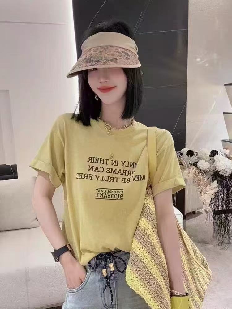 得体款:合身T恤 博山玲珑服饰女装款式分享,鹅黄色印花T恤,夏日合身版型示范,位于淄博市博山区颜山商城18号